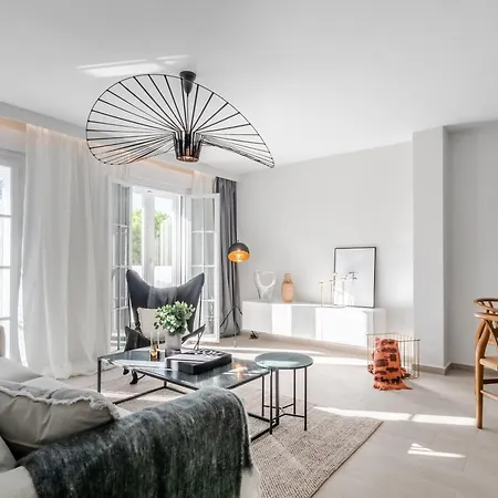 3 Bdrm Stylish W Pool In Puerto Banus * 마르베야