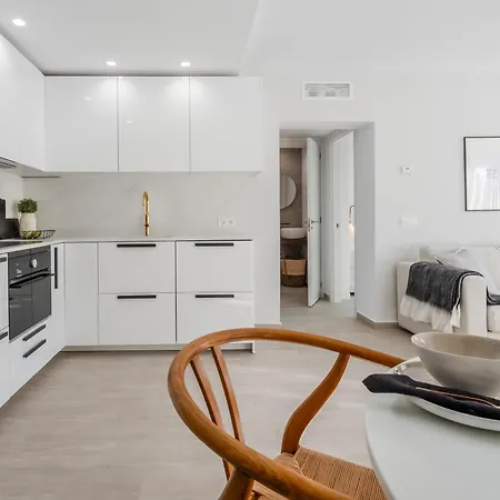 3 Bdrm Stylish W Pool In Puerto Banus 마르베야