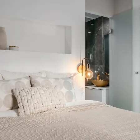 3 Bdrm Stylish W Pool In Puerto Banus 마르베야